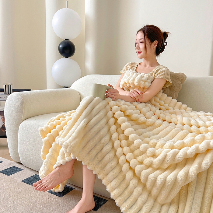 91家纺网 家纺一手货源 找家纺 千荨 2024新款宽抽条跨境高克重兔兔毛绒毛毯 兔毛奶白