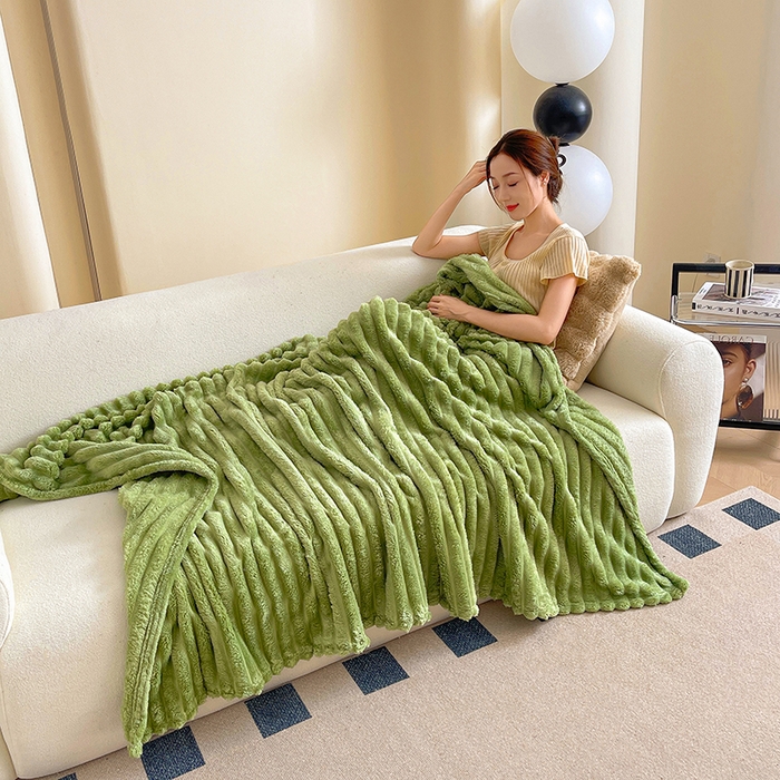 91家纺网 家纺一手货源 找家纺 千荨 2024新款宽抽条跨境高克重兔兔毛绒毛毯 兔毛果绿