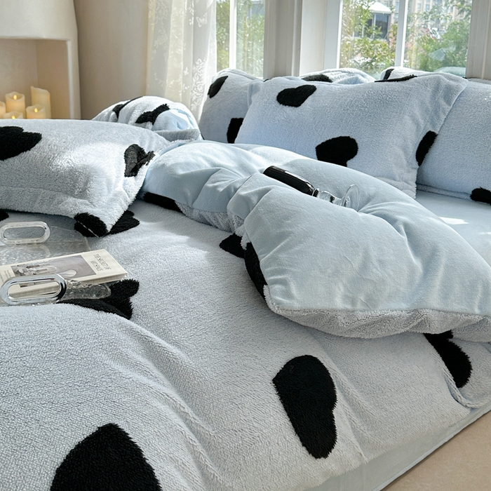 91家纺网 家纺一手货源 找家纺 萝莉家纺 2024新款加厚舒舒绒提花舒棉绒牛奶绒系列四件套 黑爱心蓝