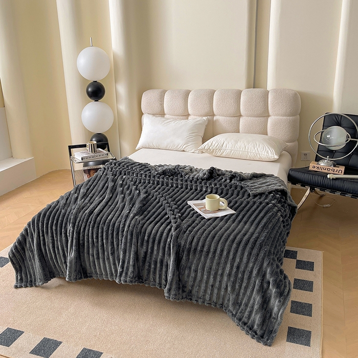 91家纺网 家纺一手货源 找家纺 千荨 2024新款宽抽条跨境高克重兔兔毛绒毛毯 兔毛深灰