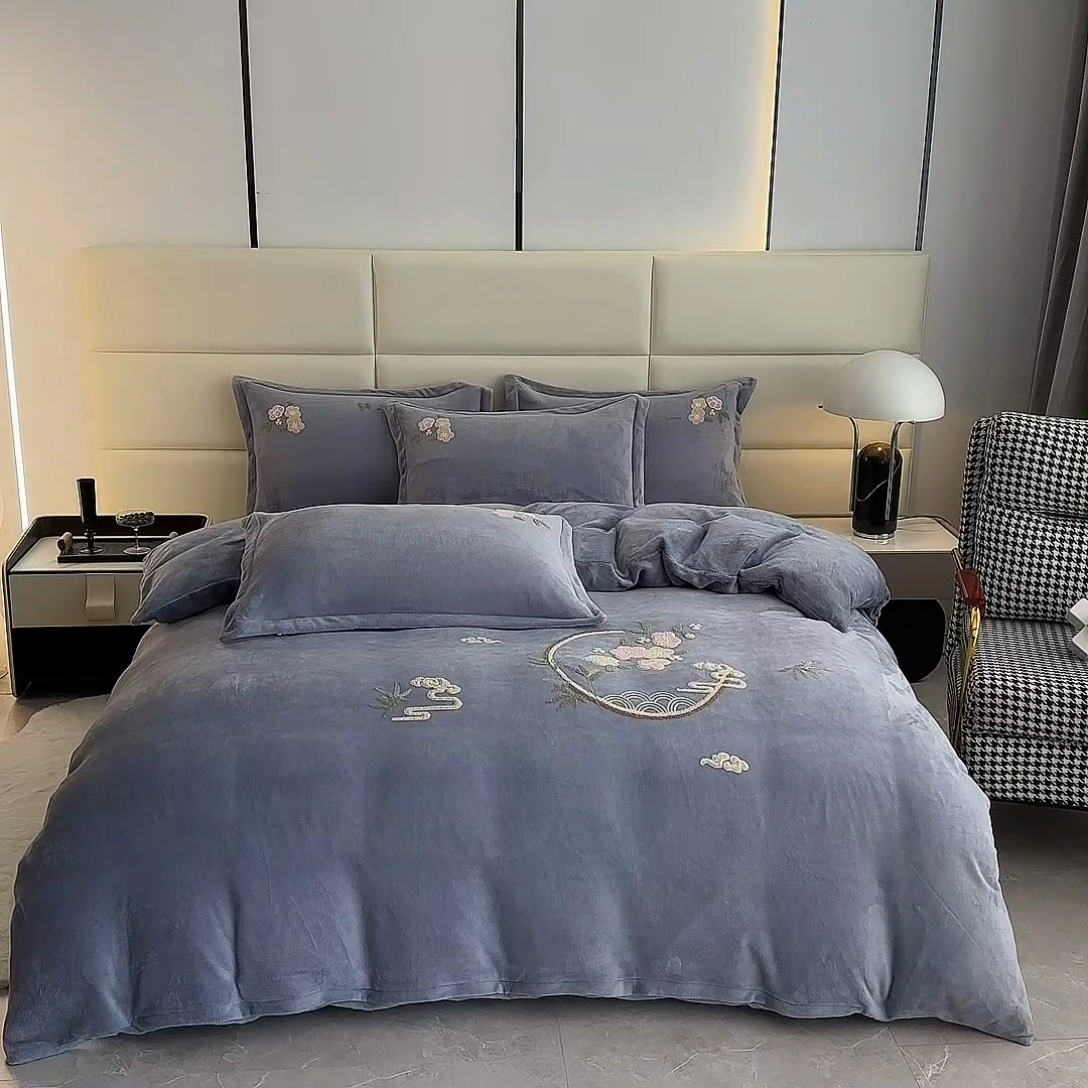 91家纺网 家纺一手货源 找家纺 恋佳居 2025新款牛奶绒180克毛巾绣四件套 花间赋灰