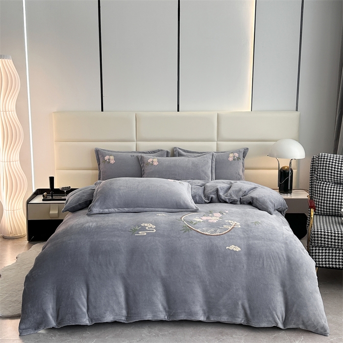 91家纺网 家纺一手货源 找家纺 恋佳居 2025新款牛奶绒180克毛巾绣四件套 花间赋灰