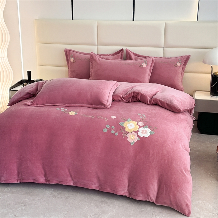 91家纺网 家纺一手货源 找家纺 恋佳居 2025新款牛奶绒180克毛巾绣四件套 荷塘晚风豆沙