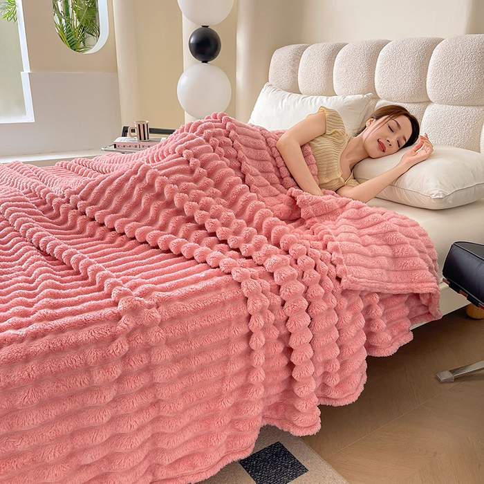 91家纺网 家纺一手货源 找家纺 千荨 2024新款宽抽条跨境高克重兔兔毛绒毛毯 兔毛粉色