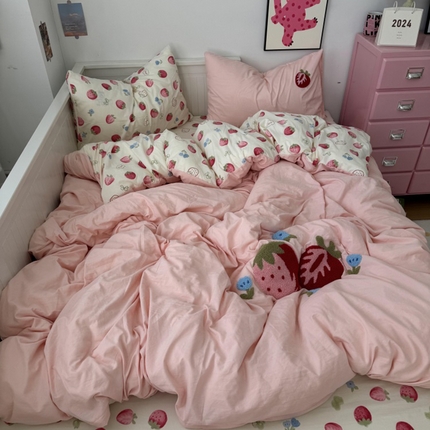 91家纺网 家纺一手货源 找家纺 2024新款高克重印花毛巾绣爆款四件套-实拍图 草莓仙子-柔粉