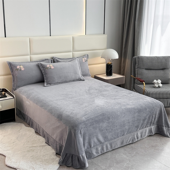 91家纺网 家纺一手货源 找家纺 恋佳居 2025新款牛奶绒180克毛巾绣四件套 花间赋灰