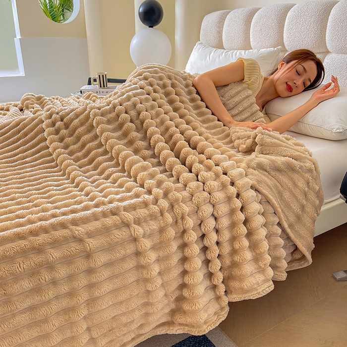 91家纺网 家纺一手货源 找家纺 千荨 2024新款宽抽条跨境高克重兔兔毛绒毛毯 兔毛咖色