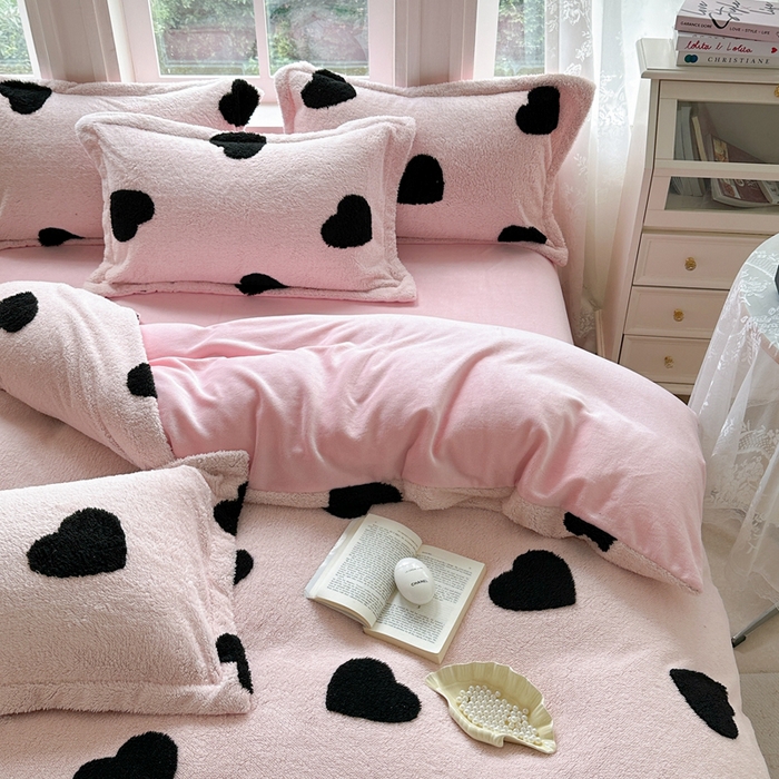 91家纺网 家纺一手货源 找家纺 萝莉家纺 2024新款加厚舒舒绒提花舒棉绒牛奶绒系列四件套 黑爱心粉