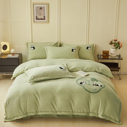 91家纺网 家纺一手货源 找家纺 恋佳居 2025新款高克重全工艺牛奶绒毛巾绣四件套 中式熊猫绿色