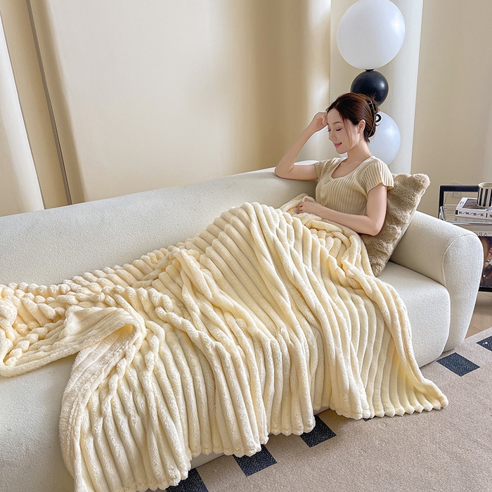 91家纺网 家纺一手货源 找家纺 千荨 2024新款宽抽条跨境高克重兔兔毛绒毛毯 兔毛奶白