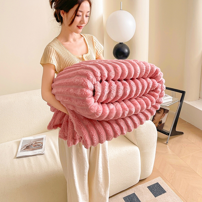 91家纺网 家纺一手货源 找家纺 千荨 2024新款宽抽条跨境高克重兔兔毛绒毛毯 兔毛粉色