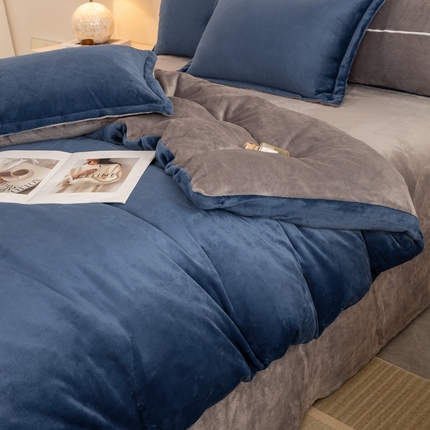 91家纺网 家纺一手货源 找家纺 念家居 2025新款压线款高克重牛奶绒四件套 藏蓝+高级灰