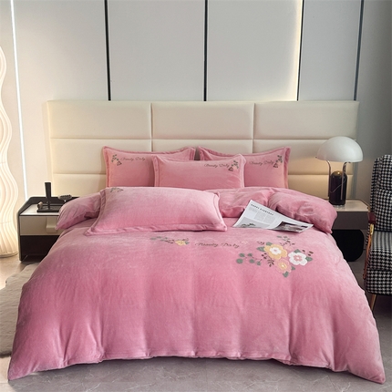 91家纺网 家纺一手货源 找家纺 （总）恋佳居 2025新款牛奶绒180克毛巾绣四件套