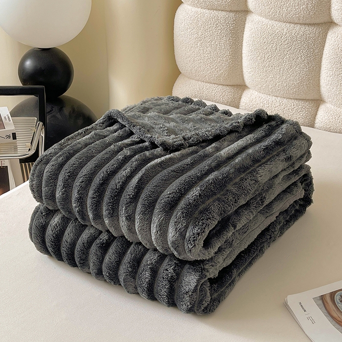 91家纺网 家纺一手货源 找家纺 千荨 2024新款宽抽条跨境高克重兔兔毛绒毛毯 兔毛深灰