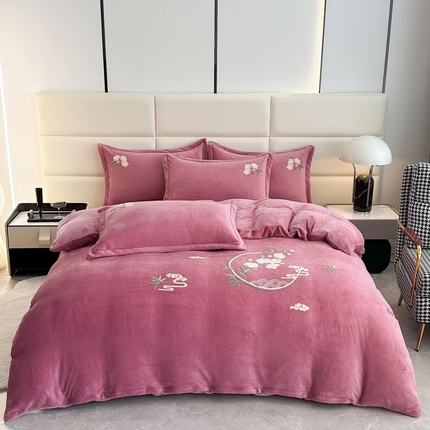 91家纺网 家纺一手货源 找家纺 （总）恋佳居 2025新款牛奶绒180克毛巾绣四件套