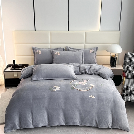 91家纺网 家纺一手货源 找家纺 （总）恋佳居 2025新款牛奶绒180克毛巾绣四件套