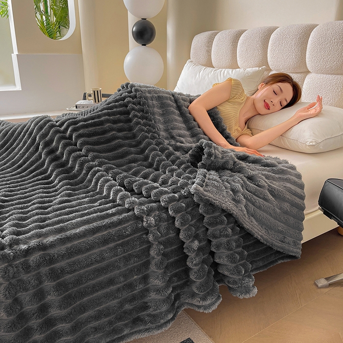 91家纺网 家纺一手货源 找家纺 千荨 2024新款宽抽条跨境高克重兔兔毛绒毛毯 兔毛深灰