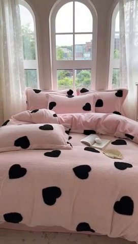 91家纺网 家纺一手货源 找家纺 萝莉家纺 2024新款加厚舒舒绒提花舒棉绒牛奶绒系列四件套 黑爱心粉