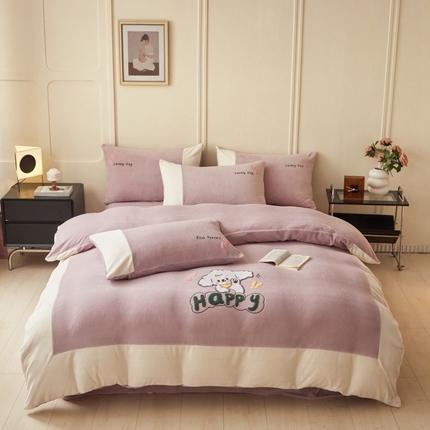 91家纺网 家纺一手货源 找家纺 恋佳居 2025新款高克重全工艺牛奶绒毛巾绣四件套 嗨皮狗复古紫