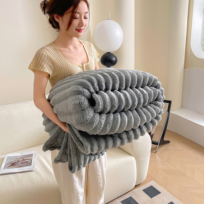 91家纺网 家纺一手货源 找家纺 千荨 2024新款宽抽条跨境高克重兔兔毛绒毛毯 兔毛浅灰