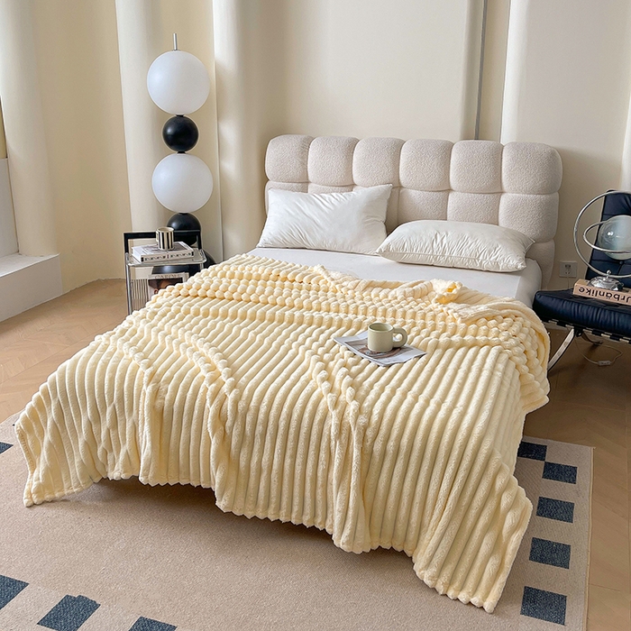 91家纺网 家纺一手货源 找家纺 千荨 2024新款宽抽条跨境高克重兔兔毛绒毛毯 兔毛奶白