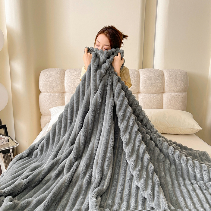 91家纺网 家纺一手货源 找家纺 千荨 2024新款宽抽条跨境高克重兔兔毛绒毛毯 兔毛浅灰