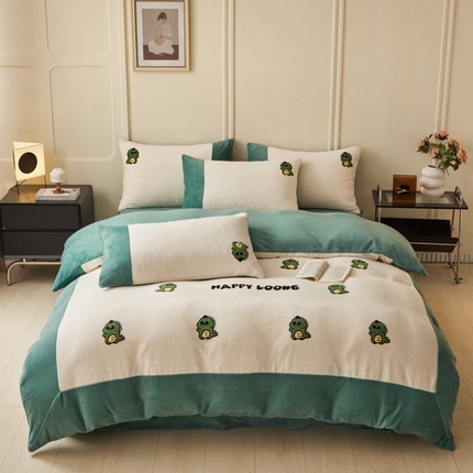 91家纺网 家纺一手货源 找家纺 恋佳居 2025新款高克重全工艺牛奶绒毛巾绣四件套 恐龙米色