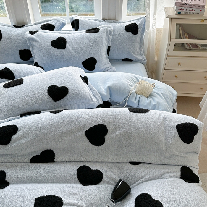 91家纺网 家纺一手货源 找家纺 萝莉家纺 2024新款加厚舒舒绒提花舒棉绒牛奶绒系列四件套 黑爱心蓝
