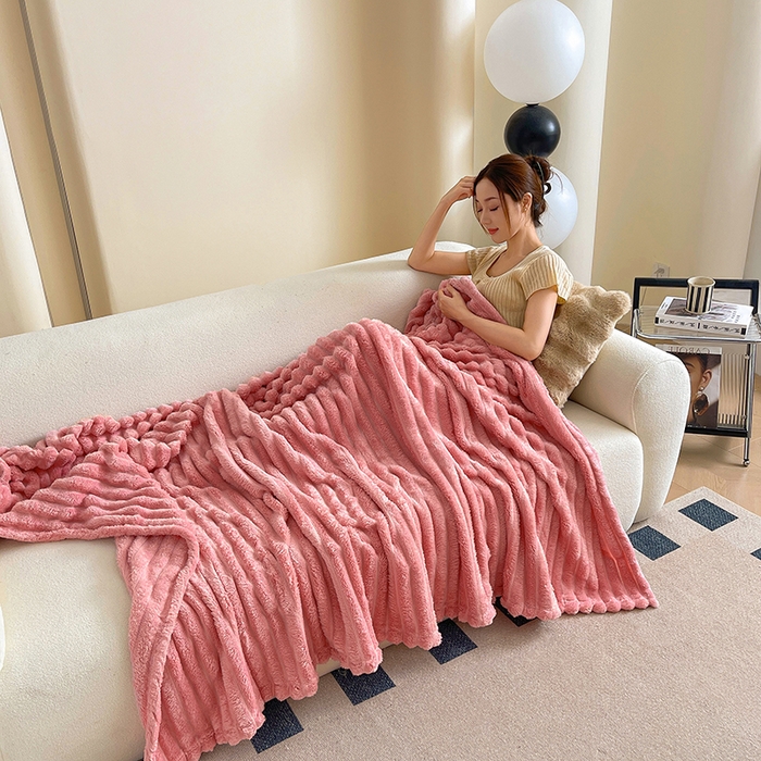 91家纺网 家纺一手货源 找家纺 千荨 2024新款宽抽条跨境高克重兔兔毛绒毛毯 兔毛粉色