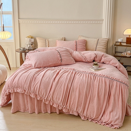 91家纺网 家纺一手货源 找家纺 （总）恩和家纺 2024新款牛奶绒雕花绒法式飞边四件套