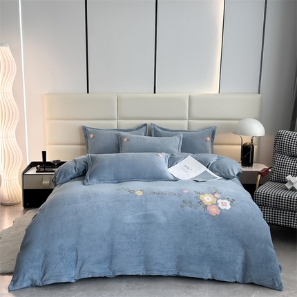 91家纺网 家纺一手货源 找家纺 （总）恋佳居 2025新款牛奶绒180克毛巾绣四件套