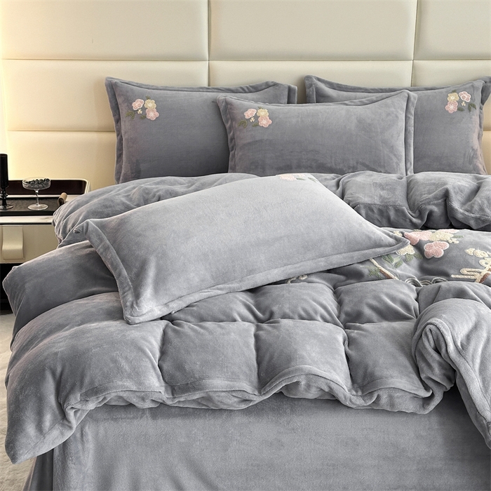 91家纺网 家纺一手货源 找家纺 恋佳居 2025新款牛奶绒180克毛巾绣四件套 花间赋灰