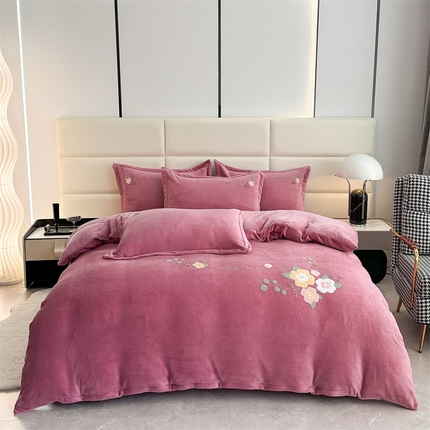 91家纺网 家纺一手货源 找家纺 （总）恋佳居 2025新款牛奶绒180克毛巾绣四件套