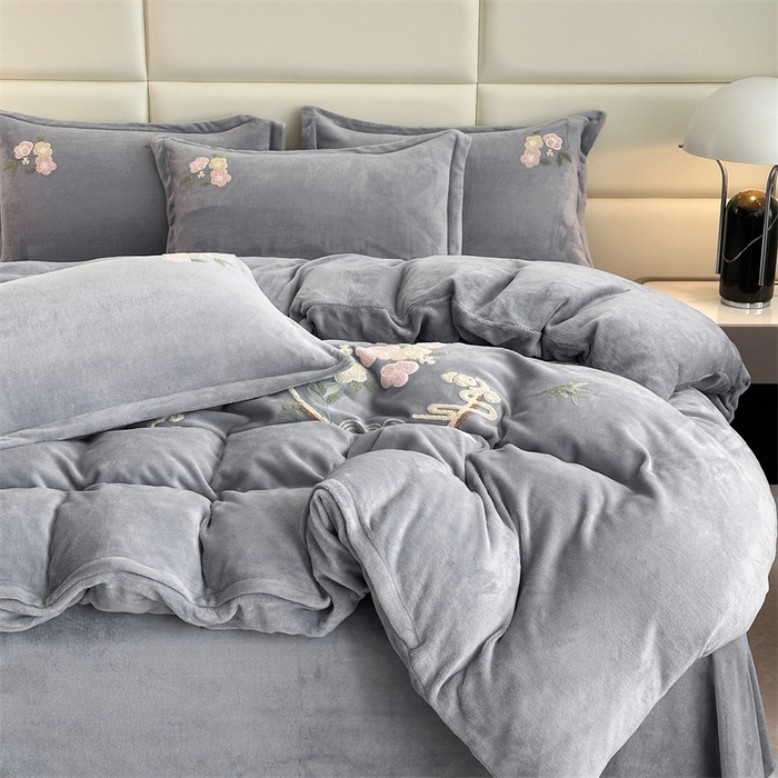 91家纺网 家纺一手货源 找家纺 恋佳居 2025新款牛奶绒180克毛巾绣四件套 花间赋灰
