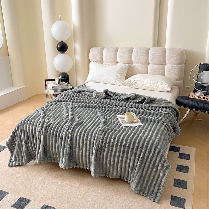 91家纺网 家纺一手货源 找家纺 千荨 2024新款宽抽条跨境高克重兔兔毛绒毛毯 兔毛浅灰