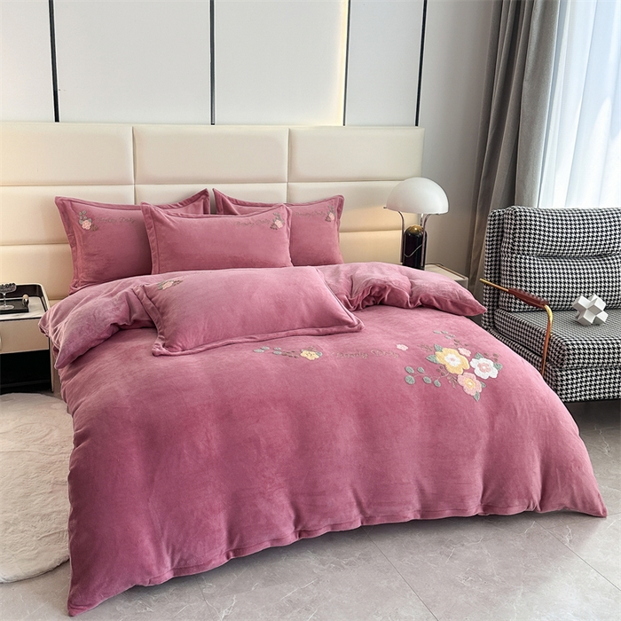 91家纺网 家纺一手货源 找家纺 恋佳居 2025新款牛奶绒180克毛巾绣四件套 荷塘晚风豆沙