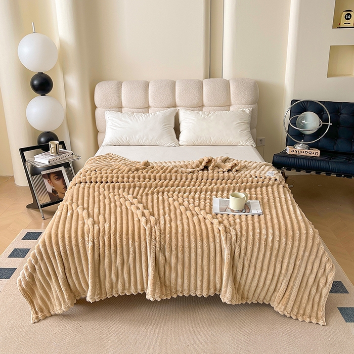 91家纺网 家纺一手货源 找家纺 千荨 2024新款宽抽条跨境高克重兔兔毛绒毛毯 兔毛咖色