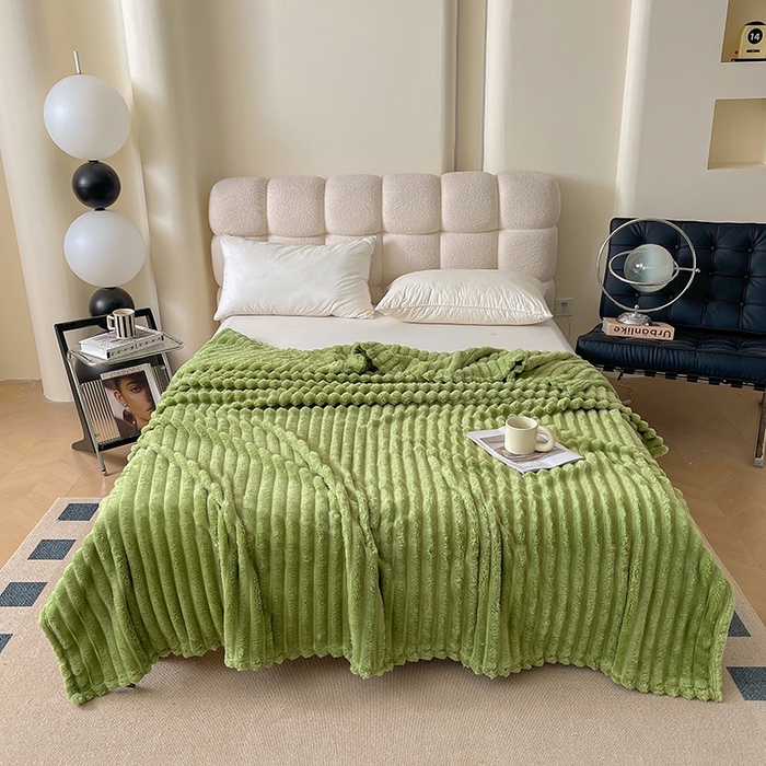 91家纺网 家纺一手货源 找家纺 千荨 2024新款宽抽条跨境高克重兔兔毛绒毛毯 兔毛果绿