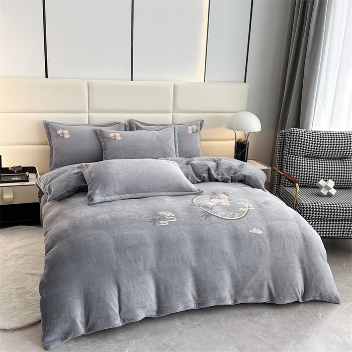 91家纺网 家纺一手货源 找家纺 恋佳居 2025新款牛奶绒180克毛巾绣四件套 花间赋灰