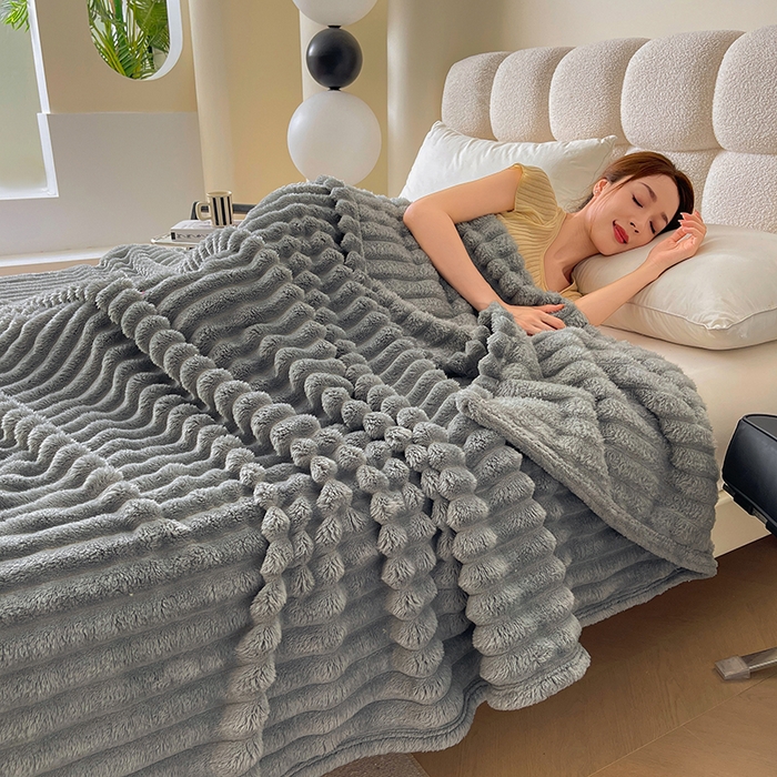 91家纺网 家纺一手货源 找家纺 千荨 2024新款宽抽条跨境高克重兔兔毛绒毛毯 兔毛浅灰