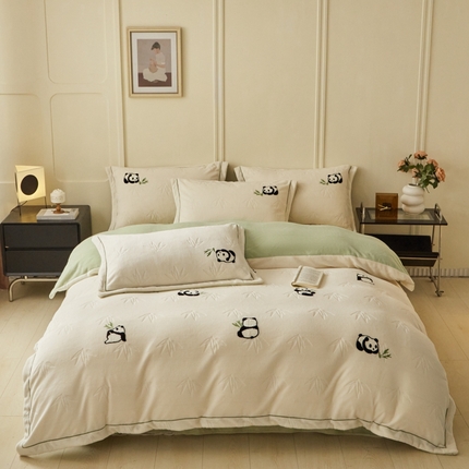 91家纺网 家纺一手货源 找家纺 恋佳居 2025新款高克重全工艺牛奶绒毛巾绣四件套 熊猫米色