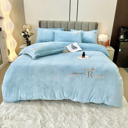 91家纺网 家纺一手货源 找家纺 逸林家纺《原希尔顿逸林》 2024新款牛奶绒绣花四件套-可可系列 可可-繁星蓝