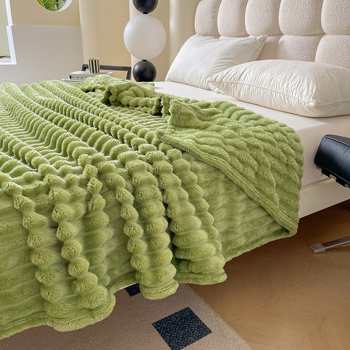 91家纺网 家纺一手货源 找家纺 千荨 2024新款宽抽条跨境高克重兔兔毛绒毛毯 兔毛果绿