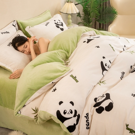 91家纺网 家纺一手货源 找家纺 念家居 2025新款压线款高克重牛奶绒四件套 翠竹熊猫