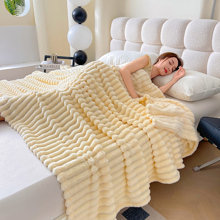 91家纺网 家纺一手货源 找家纺 千荨 2024新款宽抽条跨境高克重兔兔毛绒毛毯 兔毛奶白