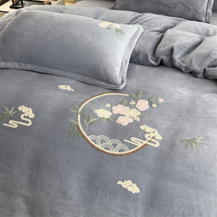 91家纺网 家纺一手货源 找家纺 恋佳居 2025新款牛奶绒180克毛巾绣四件套 花间赋灰