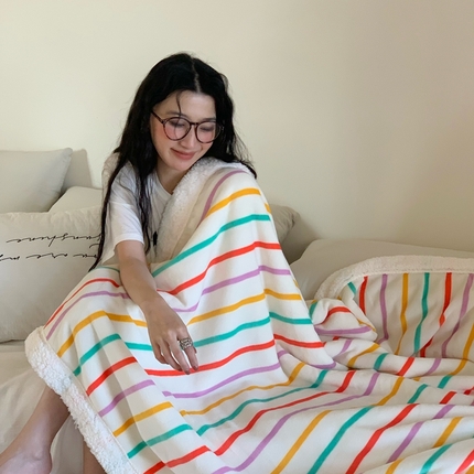 91家纺网 家纺一手货源 找家纺 （总）桃喜 2024新款牛奶绒羊羔绒条纹系列盖绒毛毯午休毯多功能毛毯