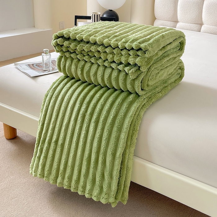 91家纺网 家纺一手货源 找家纺 千荨 2024新款宽抽条跨境高克重兔兔毛绒毛毯 兔毛果绿