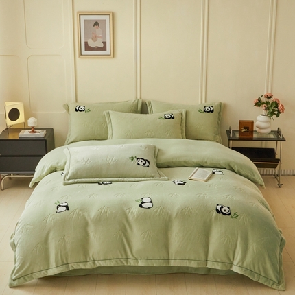91家纺网 家纺一手货源 找家纺 恋佳居 2025新款高克重全工艺牛奶绒毛巾绣四件套 熊猫绿色