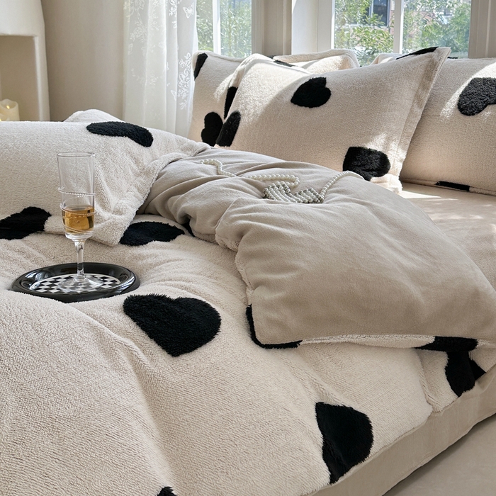 91家纺网 家纺一手货源 找家纺 萝莉家纺 2024新款加厚舒舒绒提花舒棉绒牛奶绒系列四件套 黑爱心奶咖